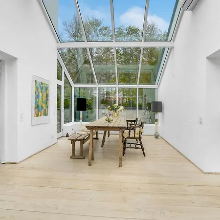 Amazing In With 2 Bedrooms *