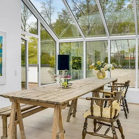 Amazing In With 2 Bedrooms *